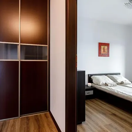 сlose-urban Chic - Great Location - 2 Bedrooms& Legnicka * Breslavia